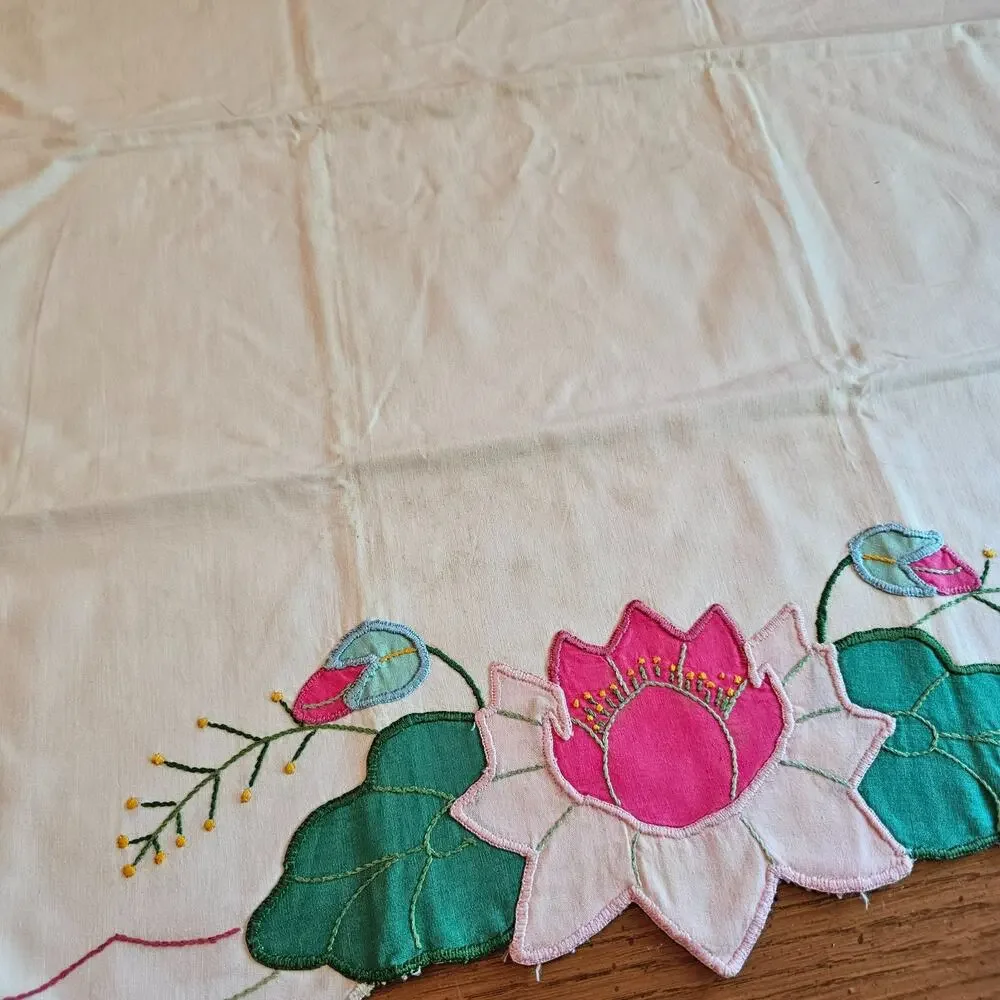 VTG Hand Applique Embroidered Floral Waterlillies Pillowcases Cottagecore